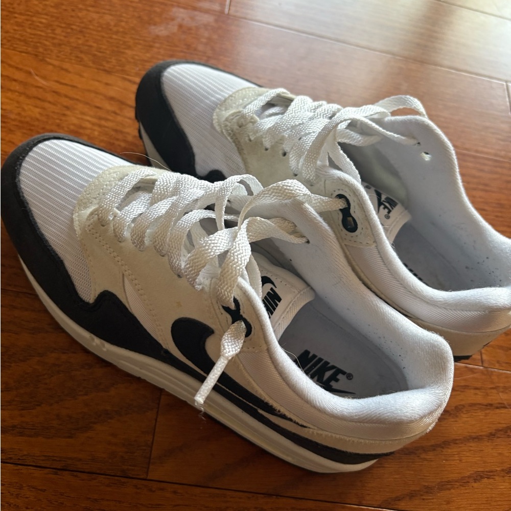 Nike Air Max White and Black Athletic Shoes - Picture 4 of 6